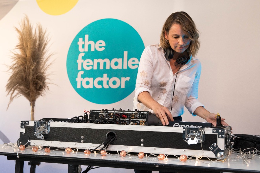 Veranstalter "the female factor" baut DJ-Set bei der virtuellen Konferenz "limitless mentoring conference" ein
